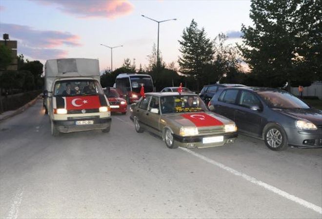 ŞEHİT ASTSUBAYIN BABA EVİ ÖNÜNDE SAYGI DURUŞU