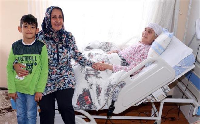 BOŞANDIĞI EŞİNİN YATALAK ANNESİNE BAKIYOR