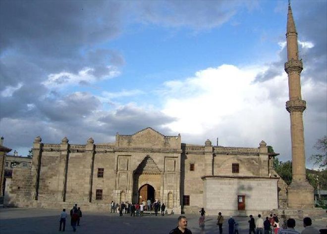 AKSARAY´DA 600 YILLIK ULU CAMİ´NİN ÇATISI AKMAYA BAŞLADI