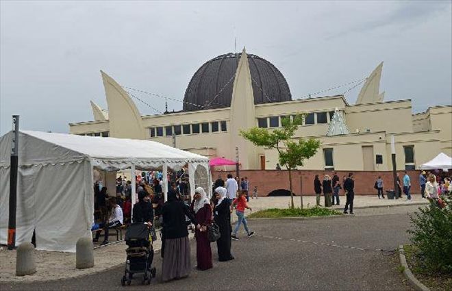 FRANSA´DA CAMİLER KAPILARINI HALKA AÇTI