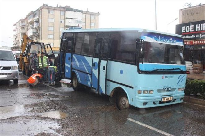 SERVİS MİDİBİSÜ GEÇERKEN YOL GÖÇTÜ