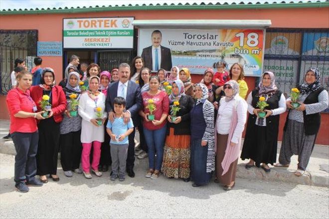MHP´Lİ TUNA, ANNELERE 50 BİN ÇİÇEK HEDİYE ETTİ