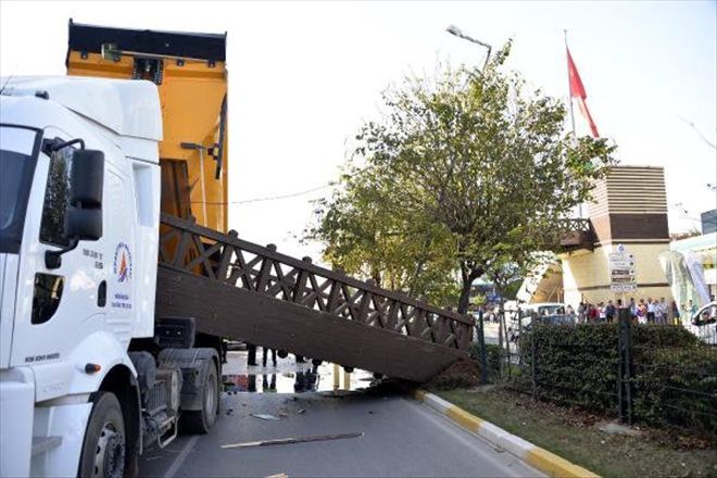 KAMYONUN AÇILAN DAMPERİ ÜST GEÇİDİN KÖPRÜSÜNÜ KOPARTTI