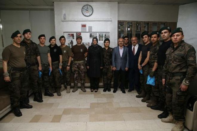 MARDİN´DE ÖZEL HAREKAT POLİSLERİNE ÇOCUKLARDAN ANLAMLI HEDİYE