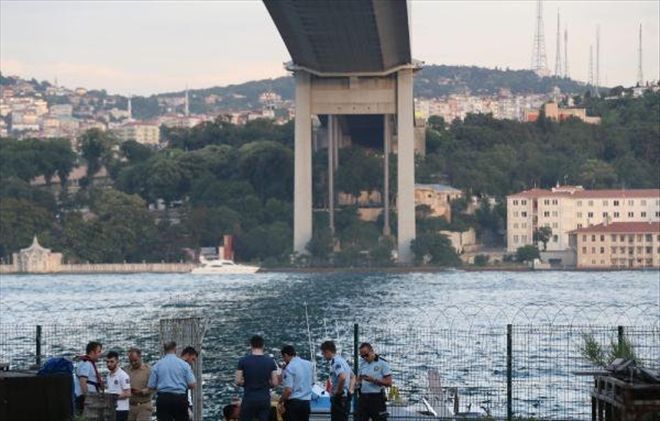 MOTOSİKLETİNİ PARK EDİP KÖPRÜDEN ATLADI