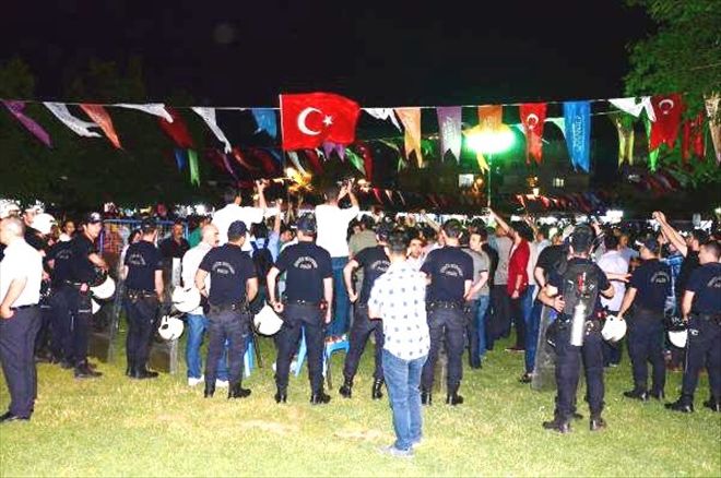 YAZAR MUSTAFA ARMAĞAN, GAZİANTEP´TE PROTESTO EDİLDİ