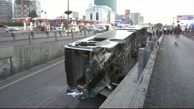 CEVİZLİBAĞ´DA METROBÜS DEVRİLDİ