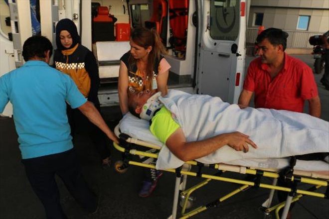 TARTIŞTIĞI TRAFİK POLİSİNE ÇARPTI, ARACIN ÜSTÜNDE SÜRÜKLEDİ