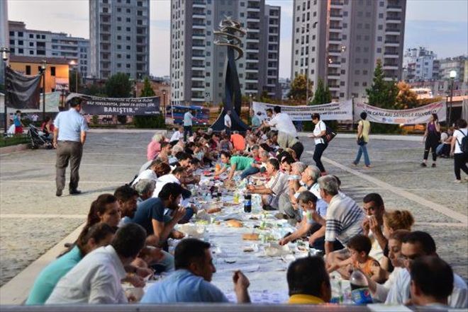 ADANALILAR YERYÜZÜ SOFRASI´NDA ORUÇLARINI AÇTILAR