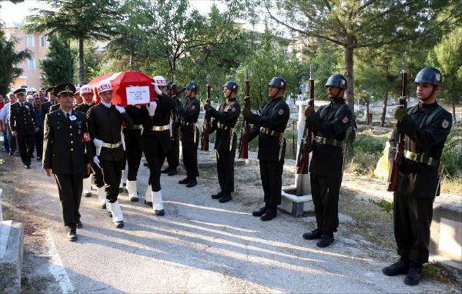 BEYİN KANAMASINDAN YAŞAMINI YİTİREN ASKER TOPRAĞA VERİLDİ