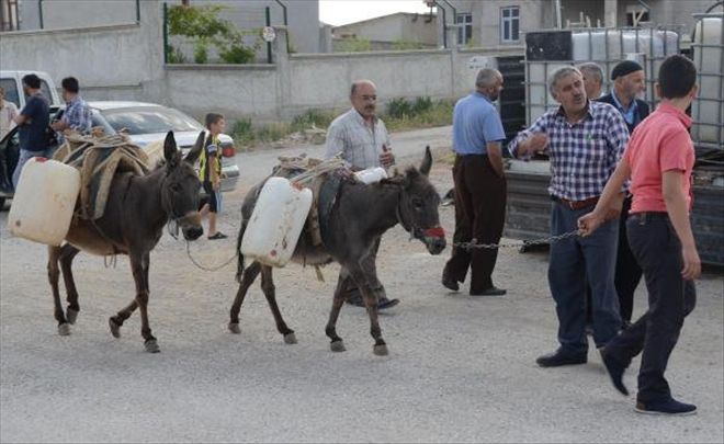 30 GÜNDÜR EŞEKLERLE EVLERİNE SU TAŞIYORLAR