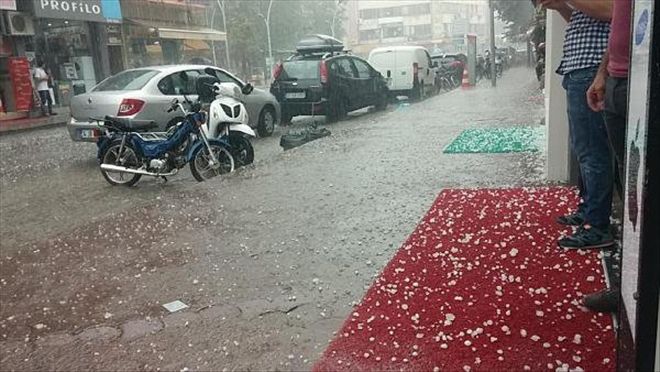 SAKARYA´DA CEVİZ BÜYÜKLÜĞÜNDE DOLU YAĞDI