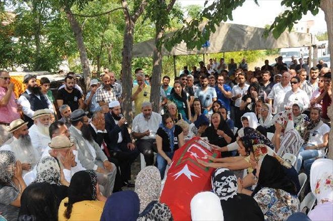 KAHRAMAN GÜMRÜK MUHAFAZA MEMURU UMUT´U 10 BİN KİŞİ UĞURLADI