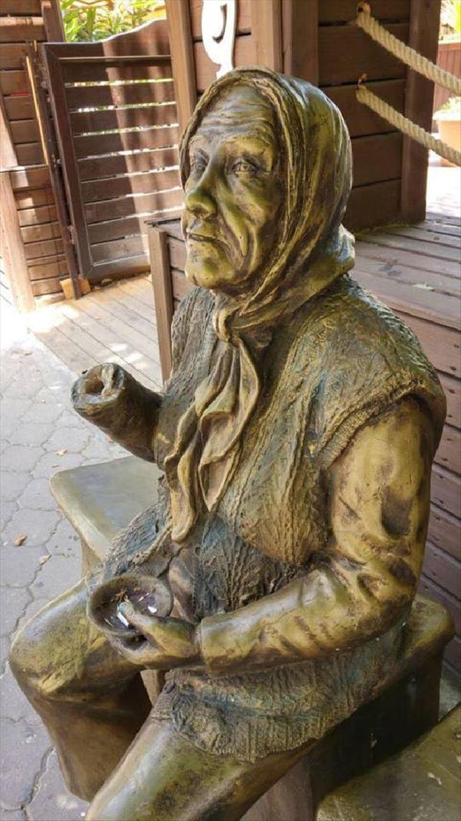 VANDALLAR HEYKELDE SİGARA SÖNDÜRDÜLER