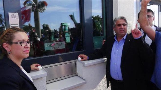ALMAN KONSOLOSLUĞU ÖNÜNDE MHP´DEN YUMURTALI EYLEM