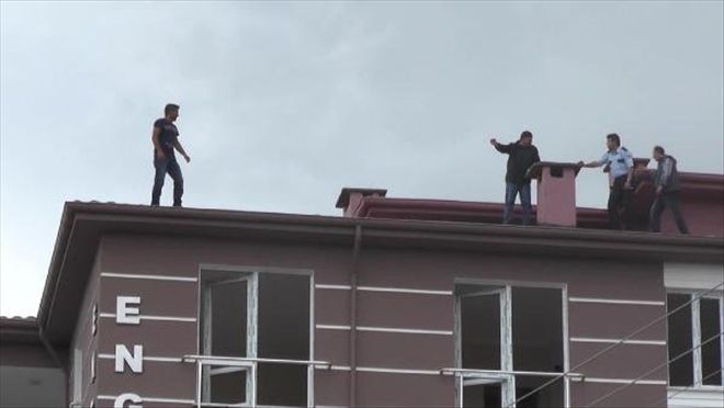 4 KATLI BİNANIN ÇATISINA ÇIKIP İNTİHARA KALKIŞTI
