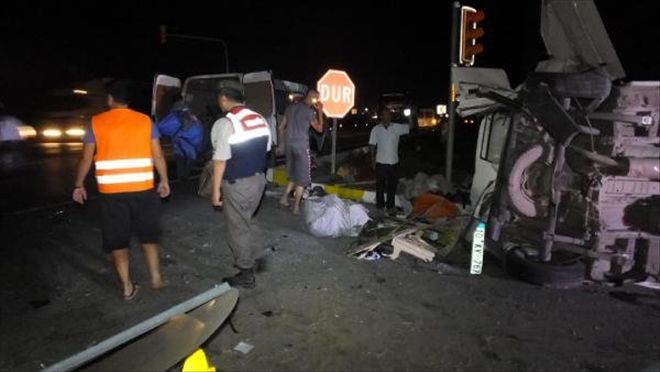 TIR KAVŞAKTA DURAMAYINCA ZİNCİRLEME KAZA OLDU: 5 YARALI