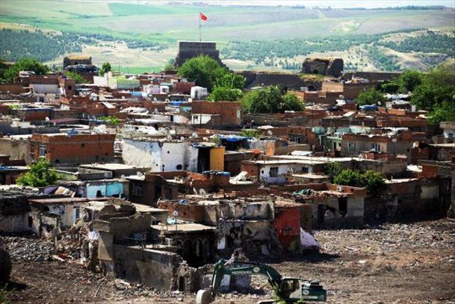 PKK HENDEK VE BARİKATLARI 880 BİN KİŞİYİ MAĞDUR ETTİ