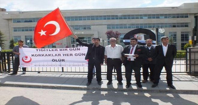 BBP ETİMESGUT İLÇESİ ADLİYE ÖNÜNE SİYAH ÇELENK BIRAKTI