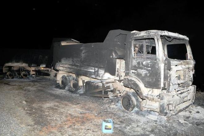 TUNCELİ´DE YOL KESEN PKK´LI TERÖRİSTLER, ARAÇLARI YAKTI