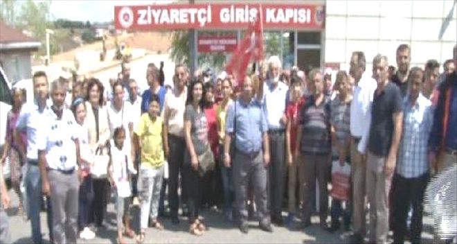 KULELİ LİSESİ ÖĞRENCİLERİNİN AİLELERİ CEZAEVİ ÖNÜNDE AÇIKLAMA YAPTI