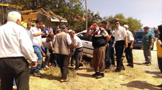 EL FRENİNİ ÇEKMEYİ UNUTTUĞU OTOMOBİLİNİN ALTINDA CAN VERDİ