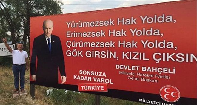 ÇILGIN MHP´Lİ! BAHÇELİ İÇİN ŞEHRİN GİRİŞLERİNE TOTEM DİKTİRDİ