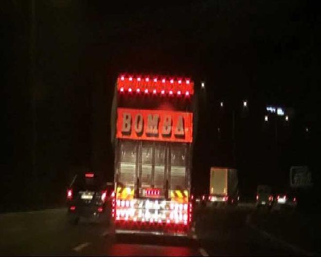 KASASINDA BOMBA YAZAN KAMYON PANİĞE YOL AÇTI