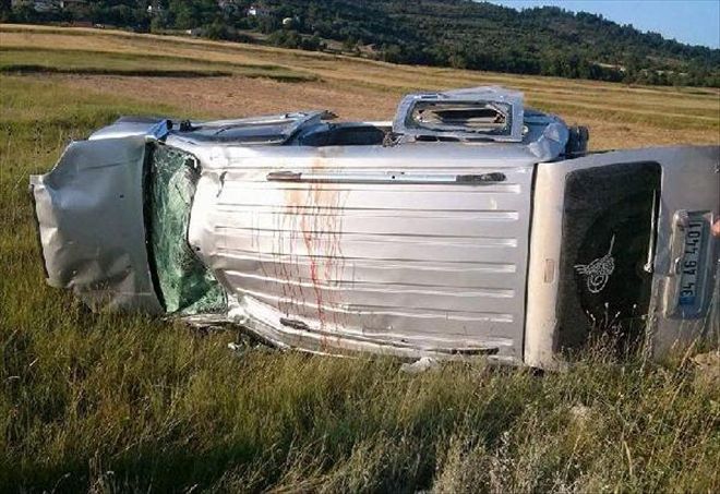 OTOMOBİL TAKLA ATTI: 2 ÖLÜ, 6 YARALI