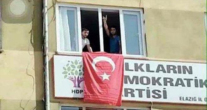 ELAZIĞ EMNİYET MÜDÜRLÜĞÜ´NE BOMBALI SALDIRI; 3 ŞEHİT, 217 YARALI VAR