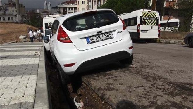 Maltepe´de Yolun Bir Kısmı Çöktü; 10 Araç Çukura Saplandı