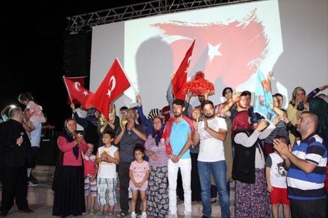 DEMOKRASİ NÖBETİNDE ELLERİNE KINA YAKILARAK ASKERE UĞURLANDI