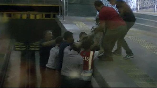 RAYLARA DÜŞEN YAŞLI ADAM ÖLÜMDEN DÖNDÜ