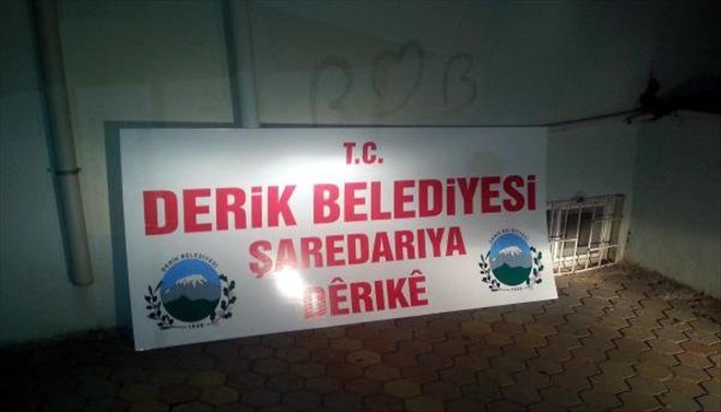 Derik Belediyesi´nin Üç Dilli Tabelası Kayyum Tarafından Kaldırıldı 