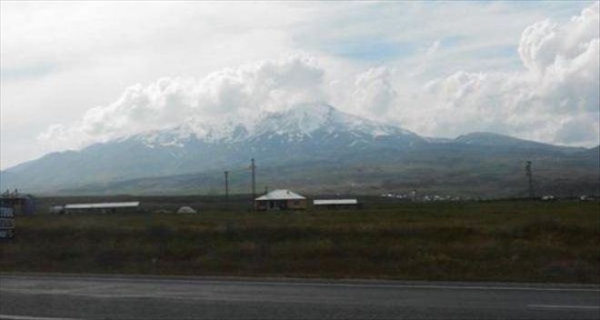 Süphan Dağı´na Mevsimin İlk Karı Yağdı