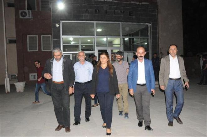 Hakkari´de Gözaltına Alınan Belediye Eski Eş Başkanları Mahkemeye Çıkarıldı 