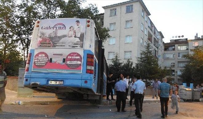 Çorum, Otobüs Bahçe Duvarında Asılı Kaldı