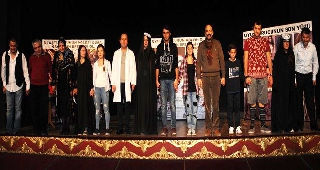 Kent Tiyatrosu Çiçekler Solmasın´la devam ediyor  