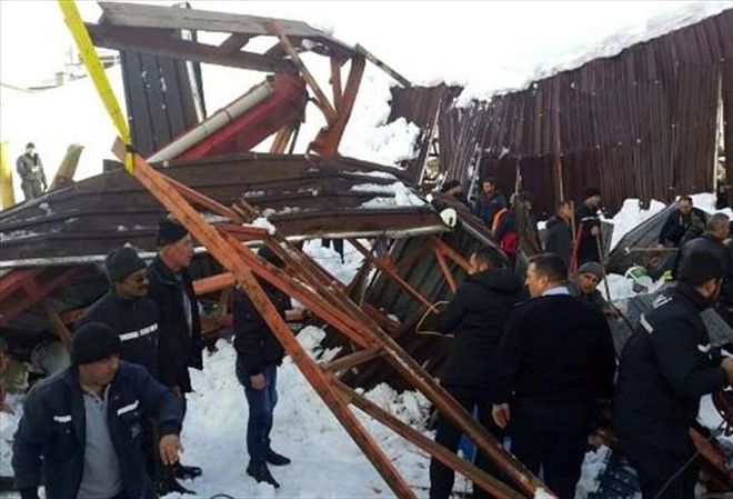 Konya´da pazar yerinin çatısı çöktü, yaralılar var