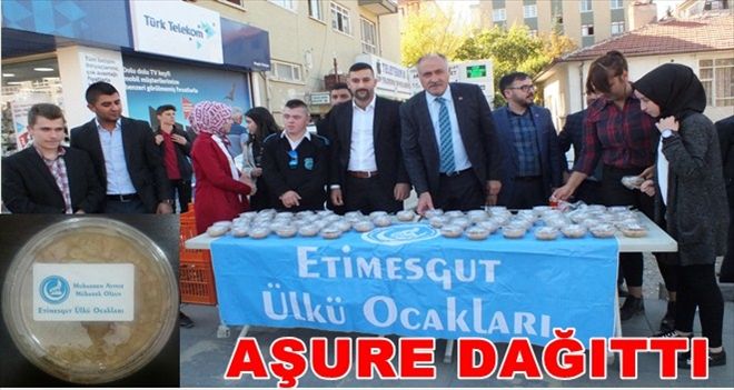 Etimesgut Ülkü Ocakları aşure dağıttı  