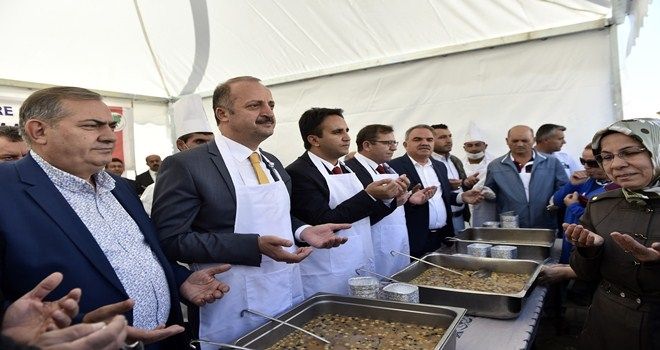 Akgül aşure dağıttı