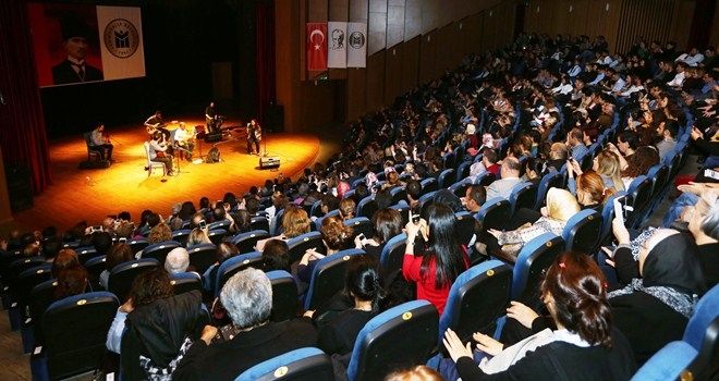 Usta yorumcu hayranlarıyla Yenimahalle´de buluştu