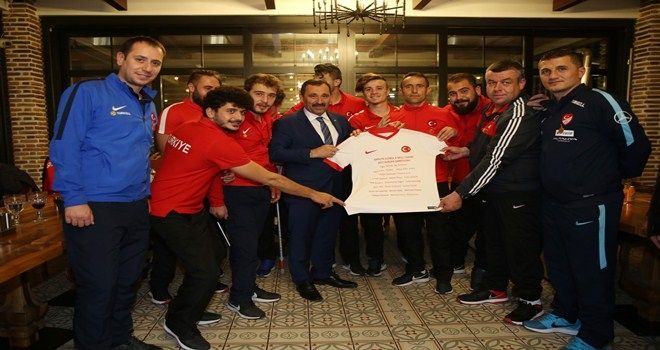 BAŞKAN DEMİREL ŞAMPİYONLARI AĞIRLADI