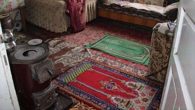 Ölüm karı kocayı seccade de yakaladı