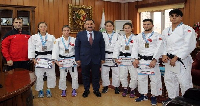 ETİMESGUTLU JUDOCULAR ATİNA´DA KÜRSÜYE ÇIKTILOR 