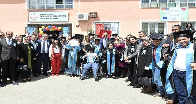 Özel okulun ilk özel mezunları