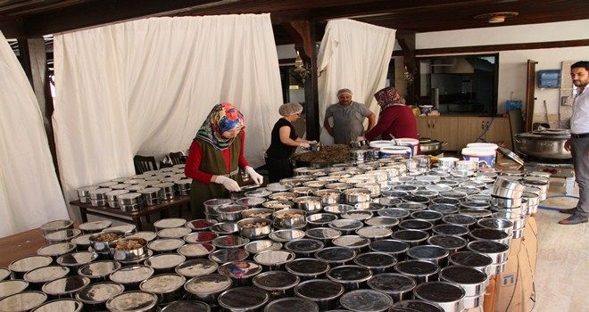 İFTARDA SICAK YEMEK DAĞITIMI 