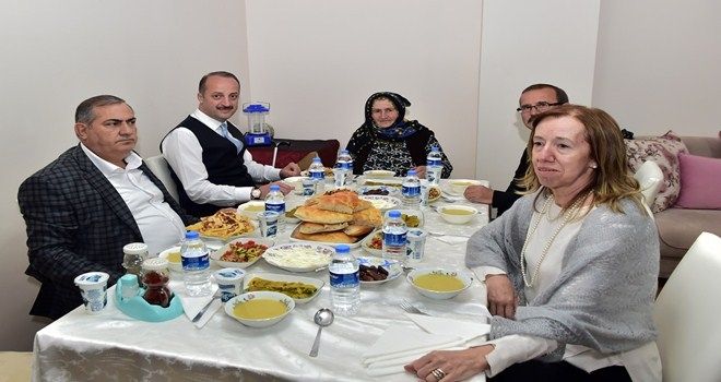 Akgül, Aslı ninenin evine konuk oldu 