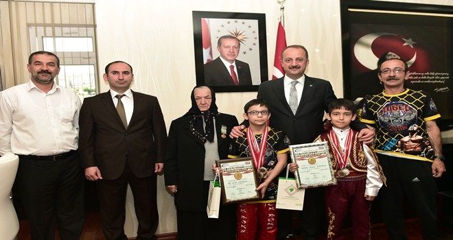 Dünya Şampiyonu´ndan Akgül´e ziyaret