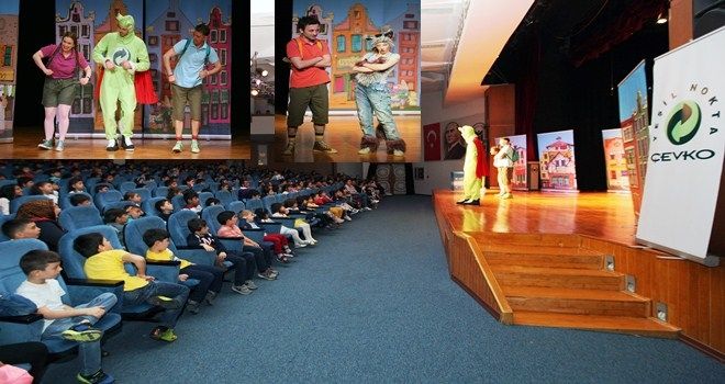 Minikler ambalaj atıklarını tiyatroda öğrendi
